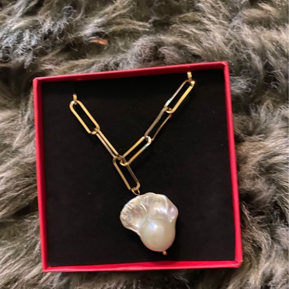 Long necklace baroque never worn new - mother of pearl